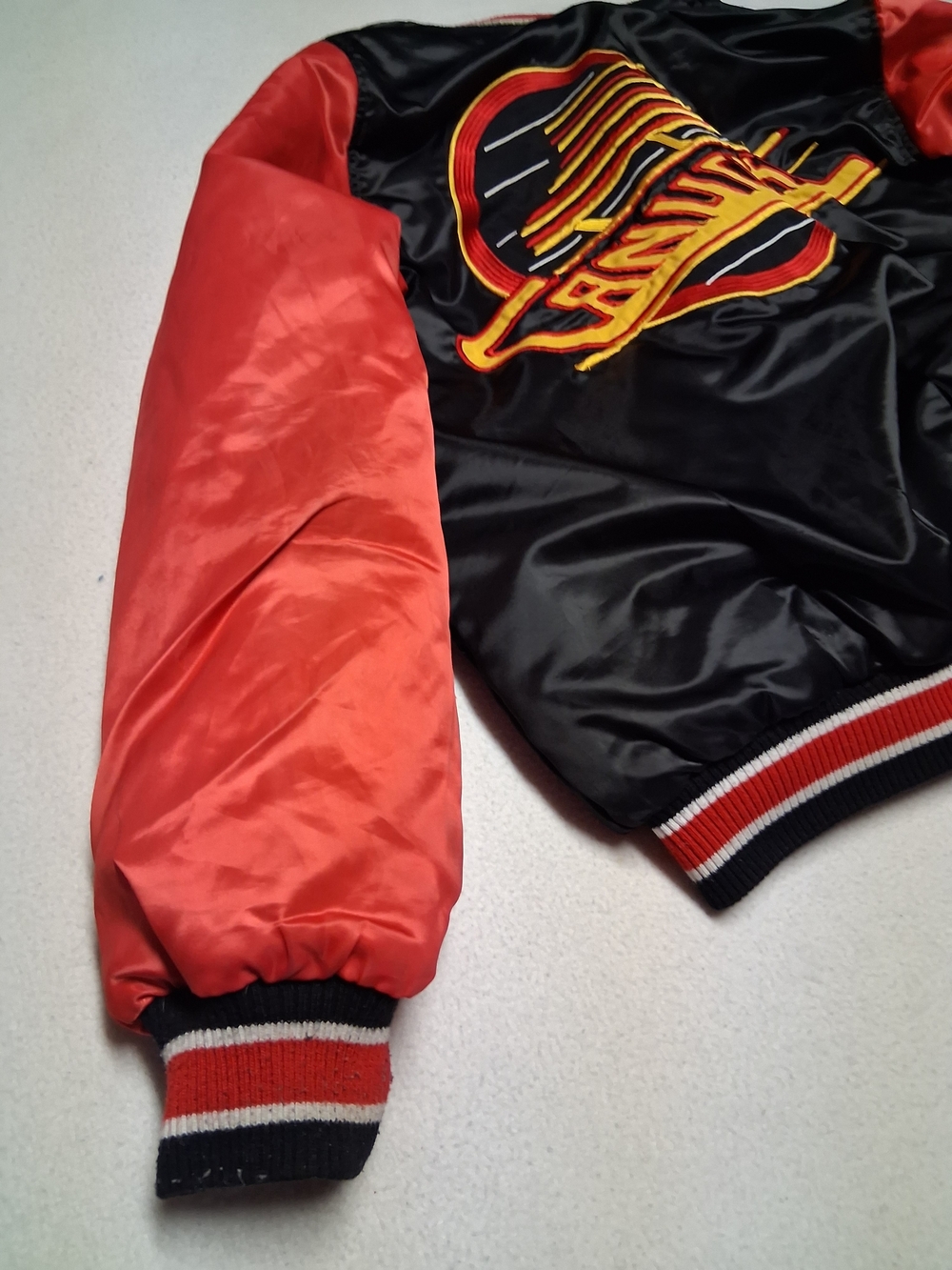 Reversable Vancouver Canucks Black Logo Bomber Jacket - Picture 11 of 15